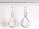 54130 Opengewerkte zilveren oorbellen met regenboog maansteen