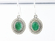54654 Bewerkte ovale zilveren oorbellen met smaragd