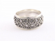 22764 Traditionele zilveren ring met filigrein bewerking