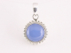 42693 Fijne bewerkte ronde zilveren hanger met blauwe chalcedoon