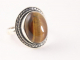23542 Bewerkte ovale zilveren ring met tijgeroog