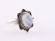 21927 Fijne bewerkte zilveren ring met regenboog maansteen