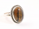 24312 Bewerkte ovale zilveren ring met tijgeroog
