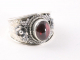 23690 Bewerkte zilveren ring met granaat