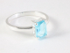 25661 Fijne hoogglans zilveren ring met blauwe topaas