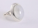 22319-16 Bewerkte zilveren ring met regenboog maansteen - maat 16