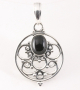 42735 Ronde opengewerkte zilveren hanger met onyx