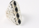 21285 Langwerpige opengewerkte zilveren ring met onyx