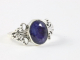 24826 Fijne bewerkte zilveren ring met blauwe saffier