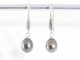 54702 Traditionele fijn bewerkte zilveren oorbellen met zwarte parel