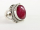 21593-19.5 Bewerkte zilveren ring met robijn