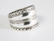 24459 Brede zilveren ring met kabelpatronen