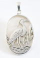 43529 Ovale zilveren hanger met kraanvogel op parelmoer
