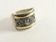 20393 Traditionele bewerkte zilveren ring met 18k gouden banden