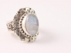 21416 Zware bewerkte zilveren ring met regenboog maansteen