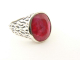 20820 Bewerkte zilveren herenring met robijn