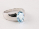 23032 Hoogglans zilveren ring met blauwe topaas