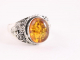 23481 Bewerkte zilveren ring met amber