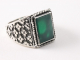 20963 Zware bewerkte zilveren herenring met groene onyx