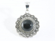 43146 Ronde bewerkte zilveren hanger met onyx