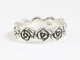 24469 Fijne zilveren ring met roosjes