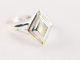 23479 Ruitvormige zilveren ring met goudkleurige schelp