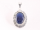 42274 Bewerkte zilveren hanger met blauwe saffier