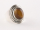 22866 Bewerkte zilveren ring met tijgeroog