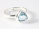 25711 Hoogglans zilveren ring met blauwe topaas