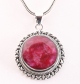 41275+HK Grote ronde bewerkte zilveren hanger met robijn aan vossenstaart ketting