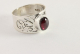 21625-18.5 Opengewerkte zilveren ring met granaat