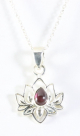 43616+HK Fijne zilveren lotus hanger met granaat aan ketting