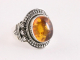 23020 Bewerkte zilveren ring met amber