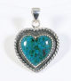 42937 Bewerkte hartvormige zilveren hanger met chrysocolla