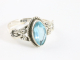 24947 Fijne bewerkte zilveren ring met blauwe topaas