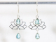 54775 Zilveren lotus oorbellen met blauwe topaas