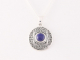 40778+HK Fijne ronde bewerkte zilveren hanger met lapis lazuli aan ketting