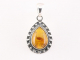 41766 Bewerkte druppelvormige zilveren hanger met amber