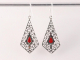 52036 Lange opengewerkte zilveren oorbellen met rode koraal steen