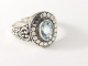 21793 Bewerkte zilveren ring met blauwe topaas
