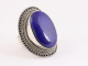 23089 Zware bewerkte zilveren ring met grote lapis lazuli steen
