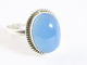 24704 Bewerkte ovale zilveren ring met blauwe chalcedoon