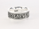 22421 Zilveren ring met fantasiegravering