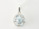 41094+HK Bloemvormige zilveren hanger met blauwe topaas aan ketting