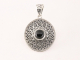 41430 Ronde bewerkte zilveren hanger met onyx