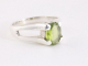 22452 Fijne zilveren ring met peridoot