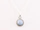 41922+HK Fijne bewerkte ronde zilveren hanger met blauwe opaal aan ketting