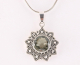 41095+HK Bewerkte zilveren hanger met groene amethist aan ketting