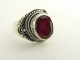 21289-18 Bewerkte zilveren ring met robijn - maat 18