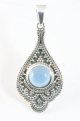 43223 Bewerkte zilveren hanger met blauwe chalcedoon